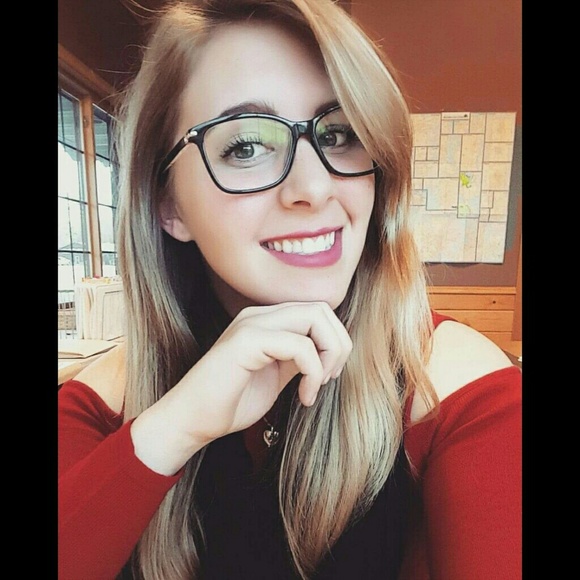 🌻 MEET YOUR POSHER! 🌻 - Picture 2 of 4